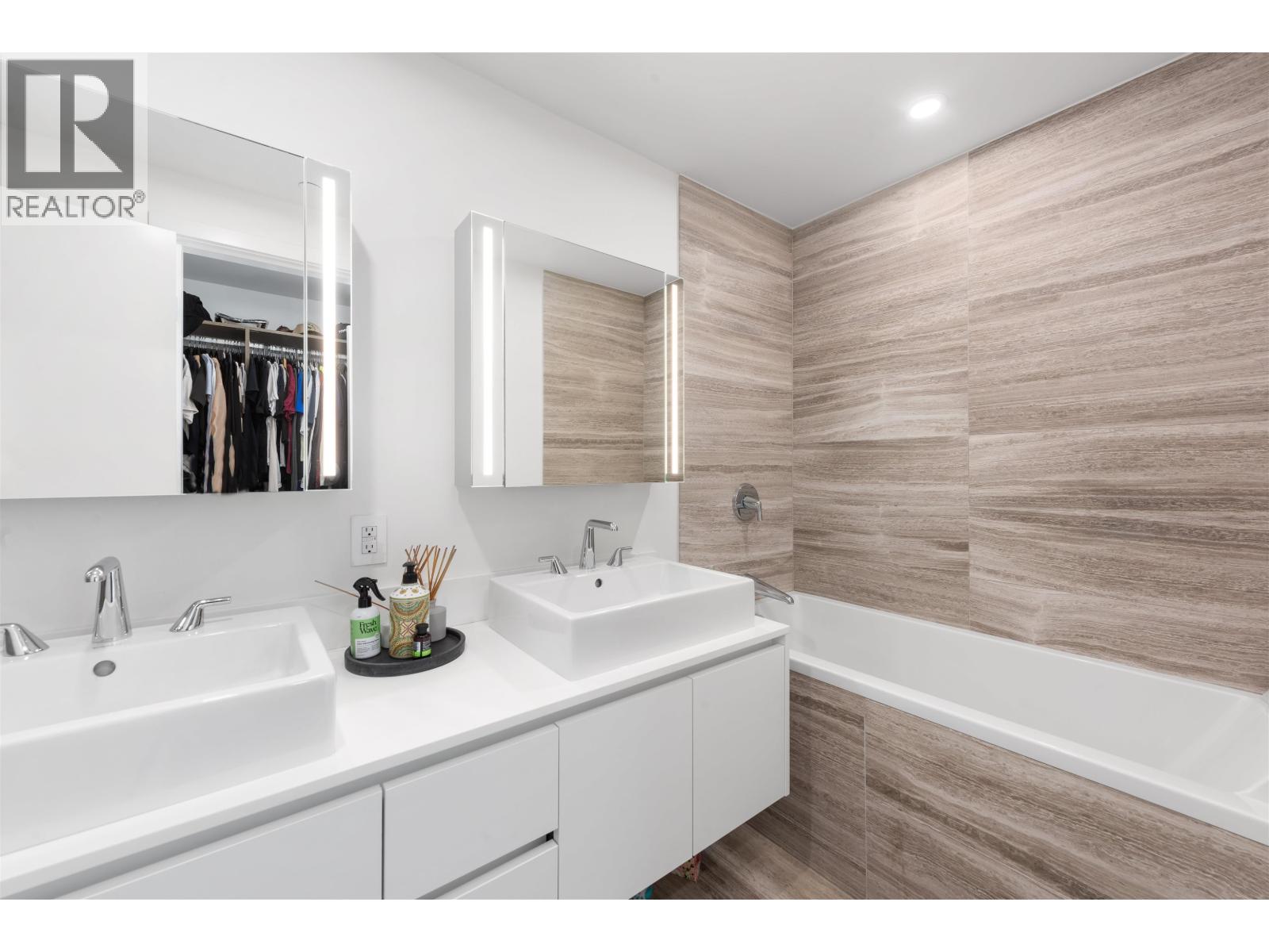 Photo 13 of 3906 1480 Howe Street, Vancouver BC