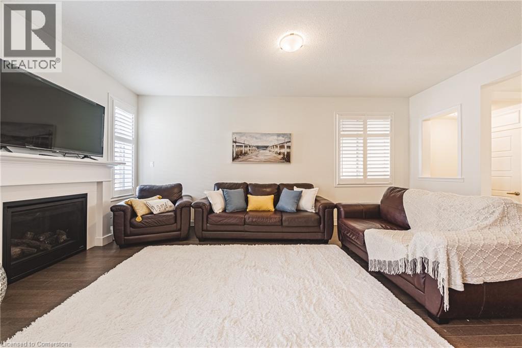 Photo 11 of 728 Kennedy Circle W, Milton ON