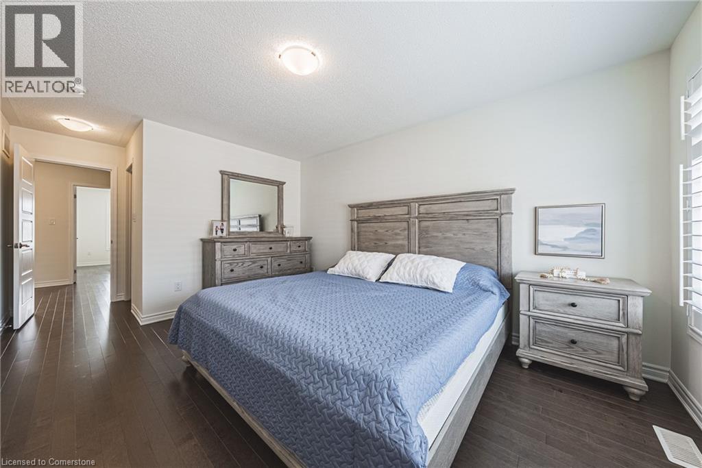 Photo 22 of 728 Kennedy Circle W, Milton ON
