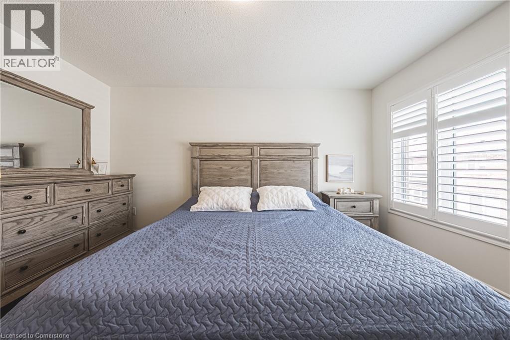 Photo 24 of 728 Kennedy Circle W, Milton ON