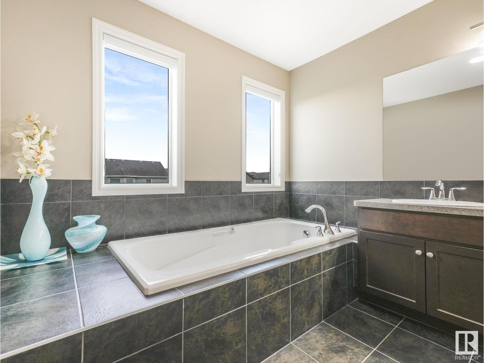 Photo 7 of 6126 17 A Av Sw Sw, Edmonton AB