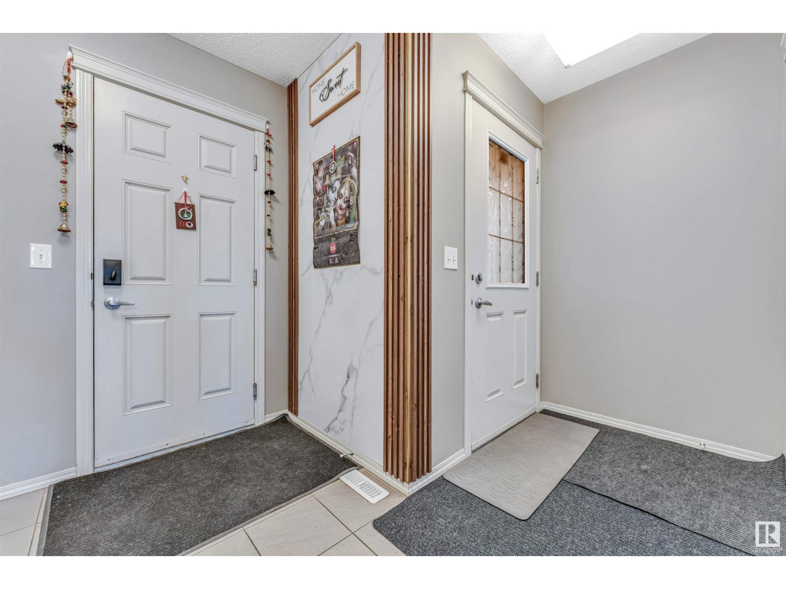 Photo 5 of 1415 26 Av Nw, Edmonton AB