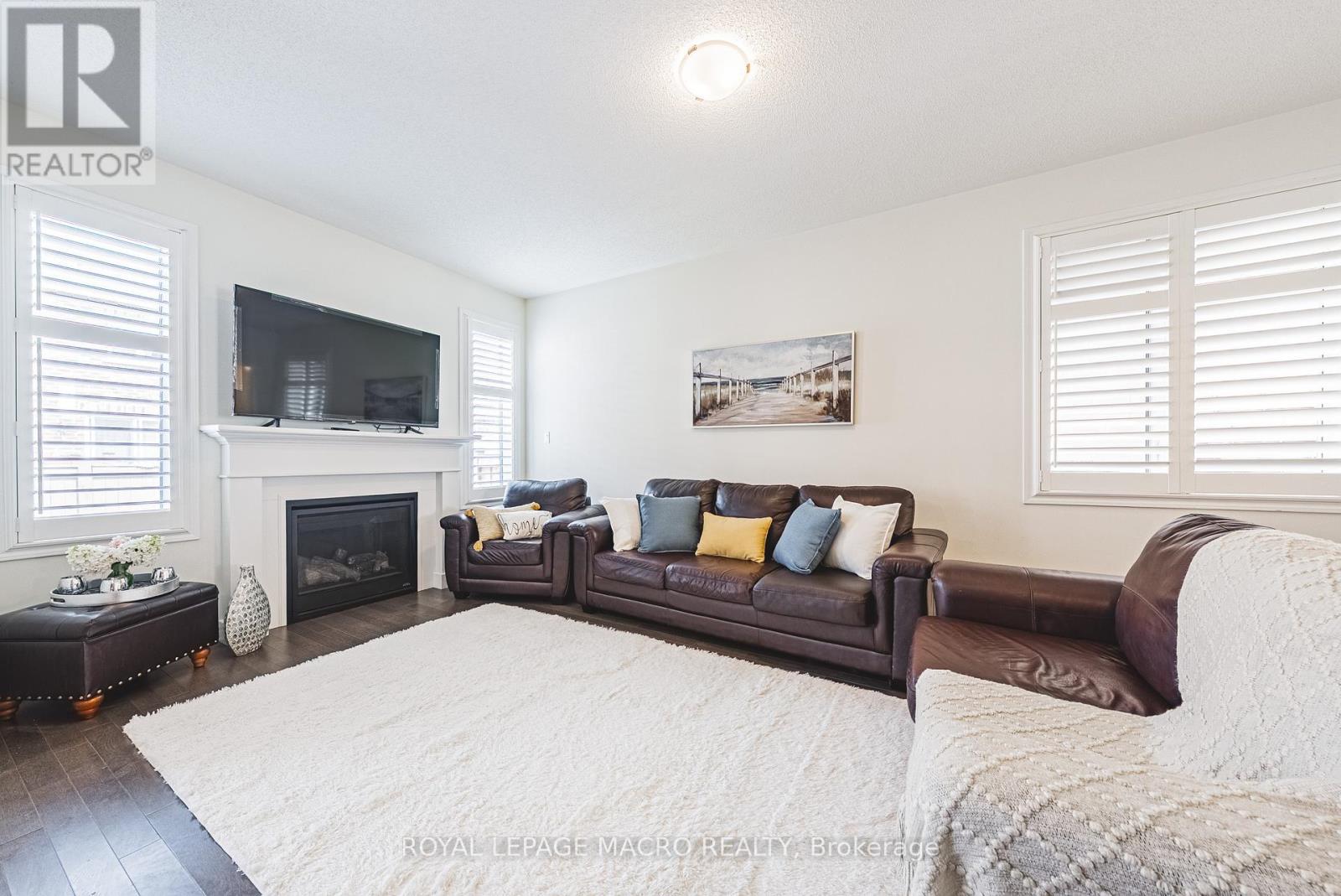 Photo 2 of 728 Kennedy Circle W, Milton ON