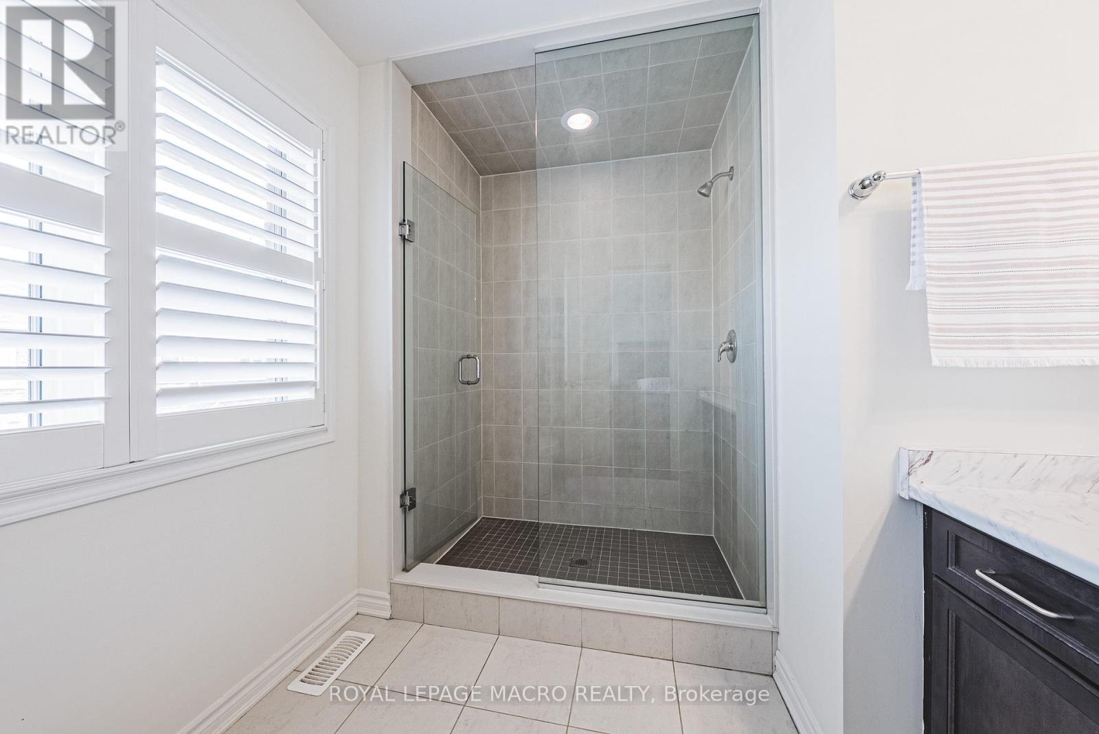 Photo 33 of 728 Kennedy Circle W, Milton ON