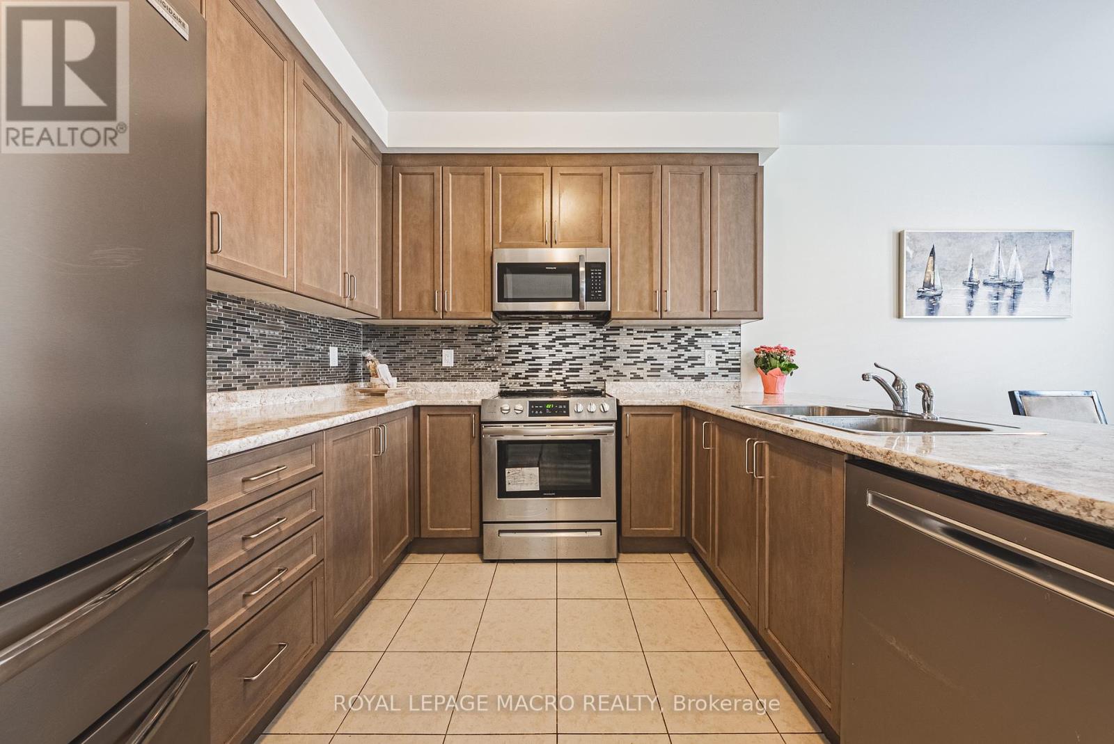 Photo 3 of 728 Kennedy Circle W, Milton ON