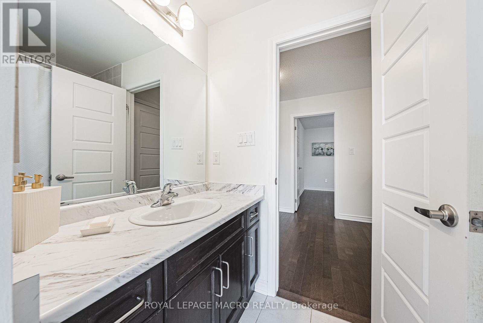 Photo 13 of 728 Kennedy Circle W, Milton ON