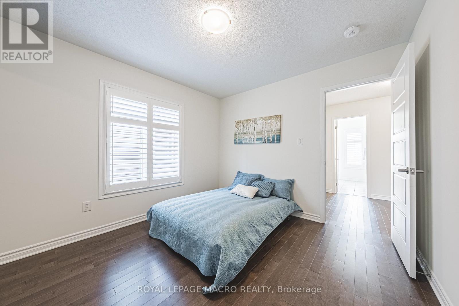 Photo 9 of 728 Kennedy Circle W, Milton ON