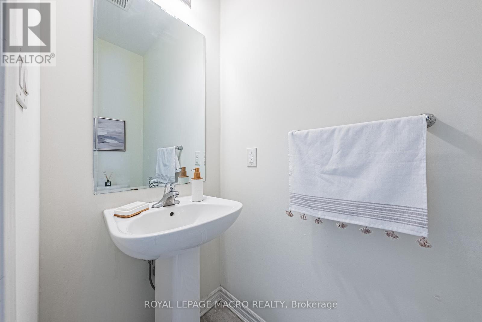 Photo 23 of 728 Kennedy Circle W, Milton ON
