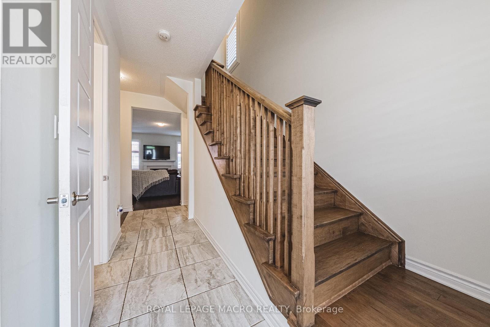 Photo 4 of 728 Kennedy Circle W, Milton ON