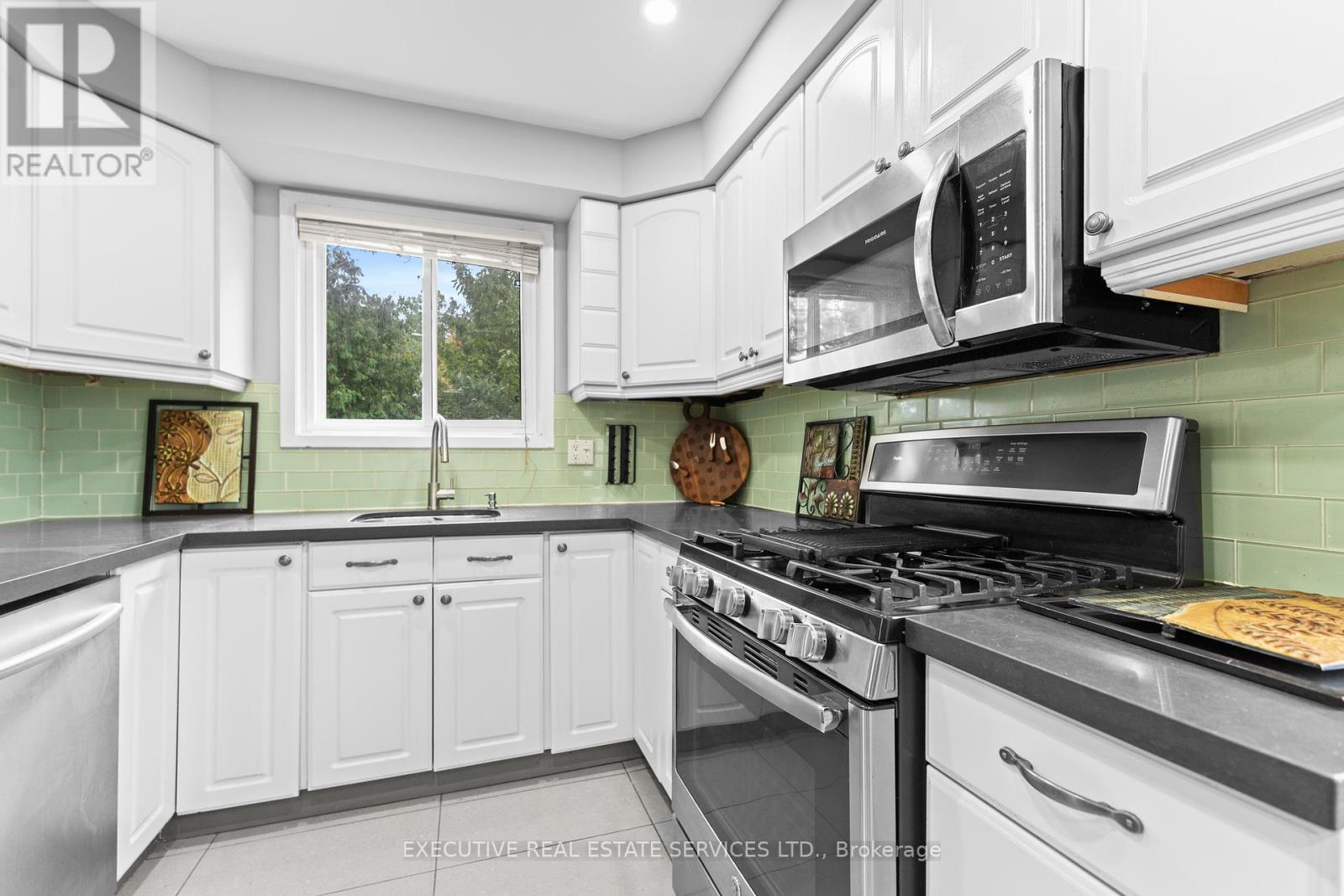 Photo 6 of 1342 Roylen Road, Oakville ON