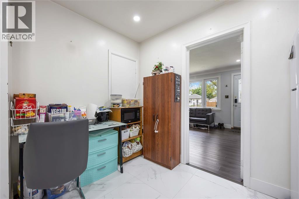 Photo 12 of 66 Tweedsmuir Avenue, Sarnia ON
