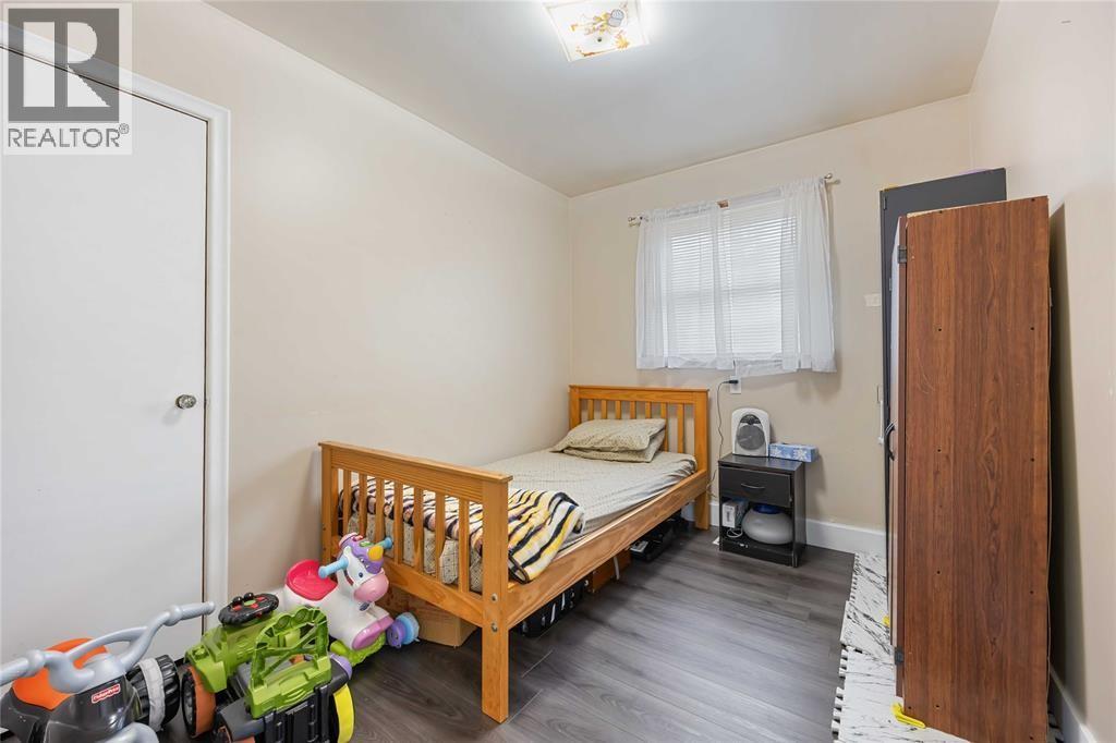 Photo 23 of 66 Tweedsmuir Avenue, Sarnia ON