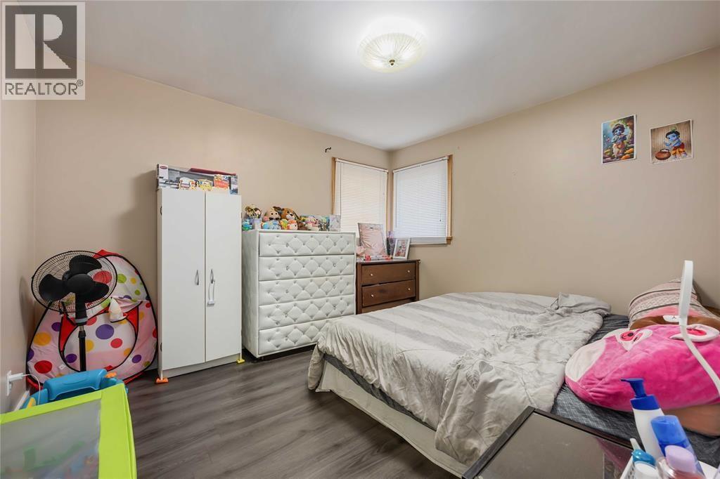 Photo 19 of 66 Tweedsmuir Avenue, Sarnia ON