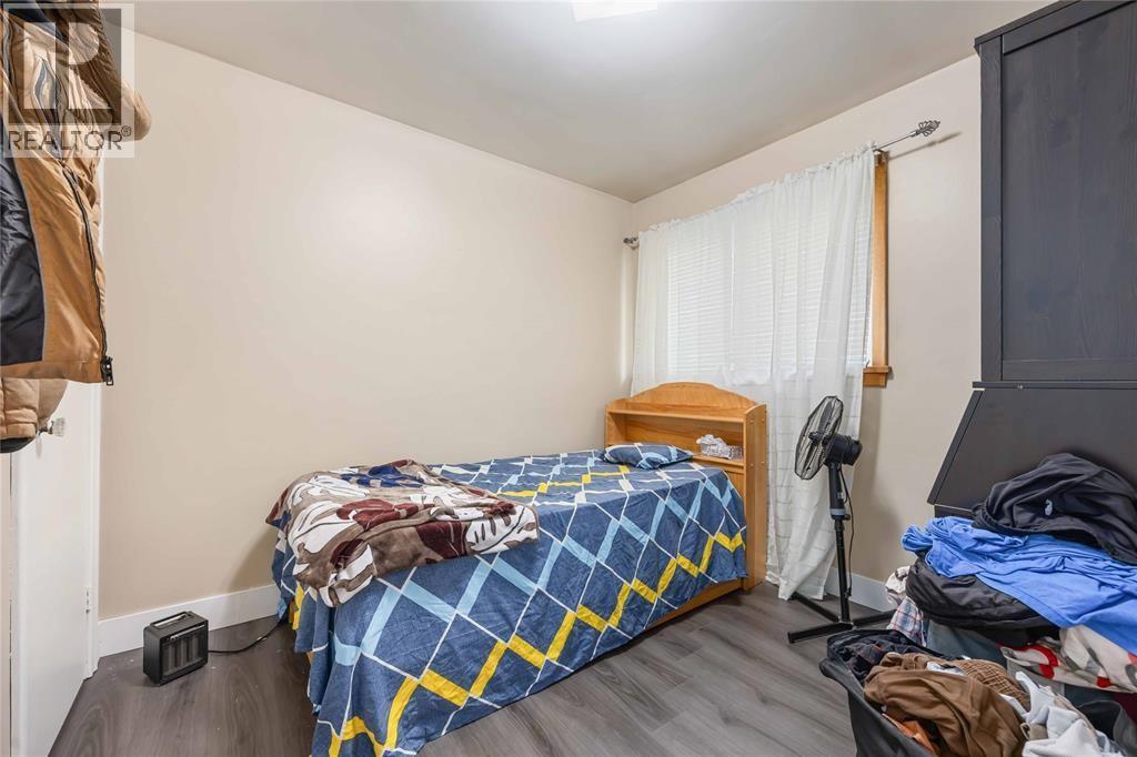 Photo 9 of 66 Tweedsmuir Avenue, Sarnia ON