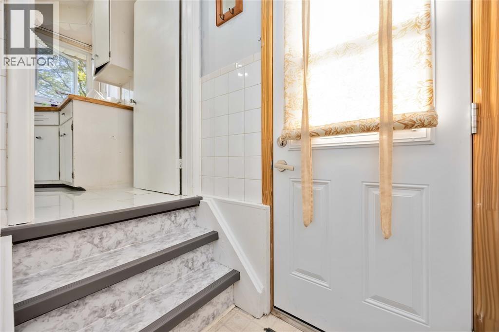 Photo 15 of 66 Tweedsmuir Avenue, Sarnia ON