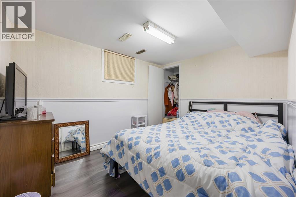 Photo 17 of 66 Tweedsmuir Avenue, Sarnia ON