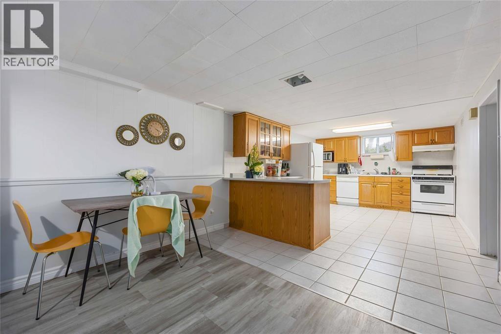 Photo 14 of 66 Tweedsmuir Avenue, Sarnia ON