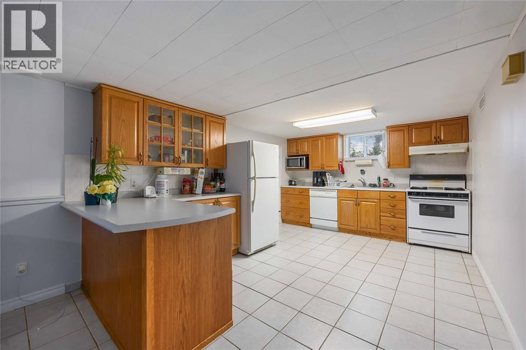 Photo 27 of 66 Tweedsmuir Avenue, Sarnia ON
