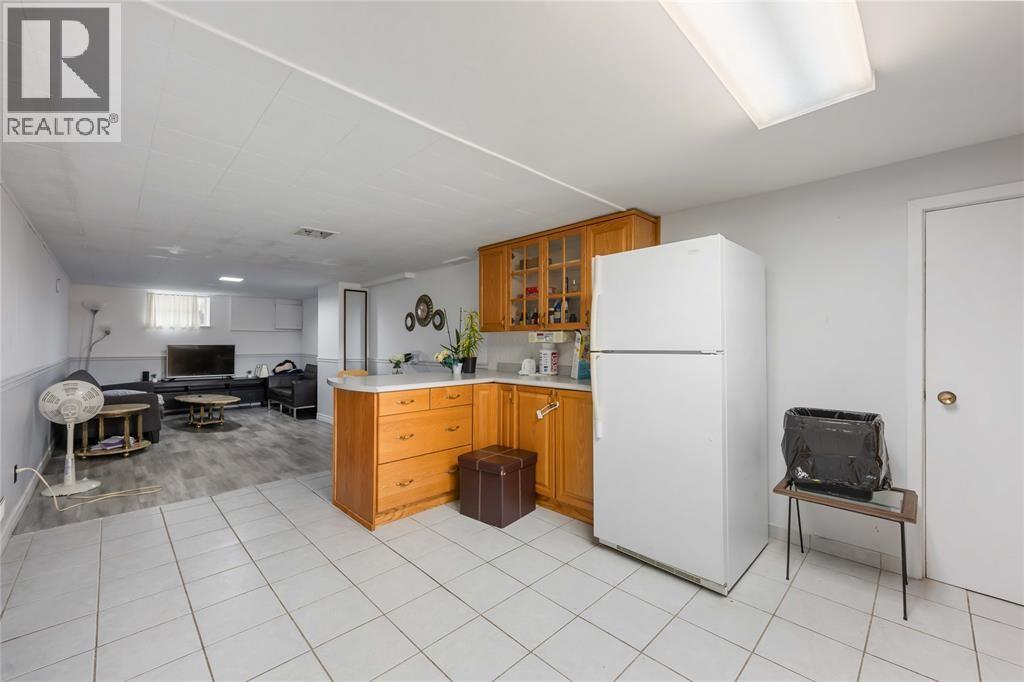 Photo 16 of 66 Tweedsmuir Avenue, Sarnia ON