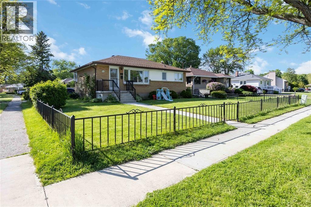 Photo 5 of 66 Tweedsmuir Avenue, Sarnia ON