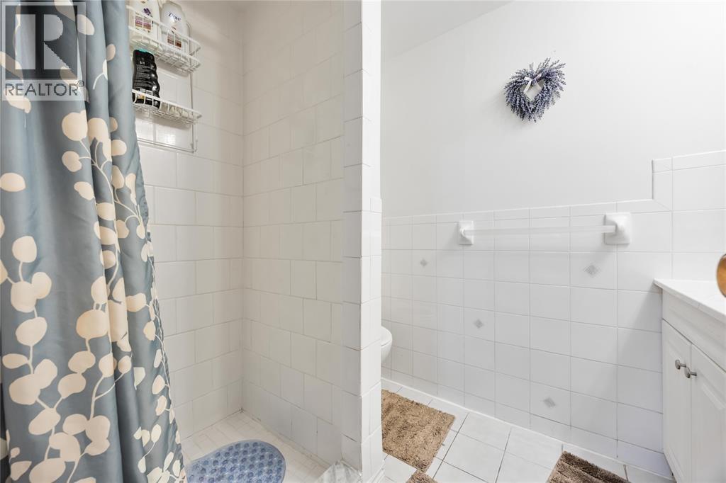 Photo 26 of 66 Tweedsmuir Avenue, Sarnia ON