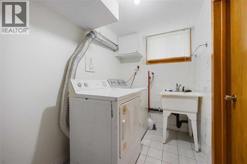 Photo 6 of 66 Tweedsmuir Avenue, Sarnia ON
