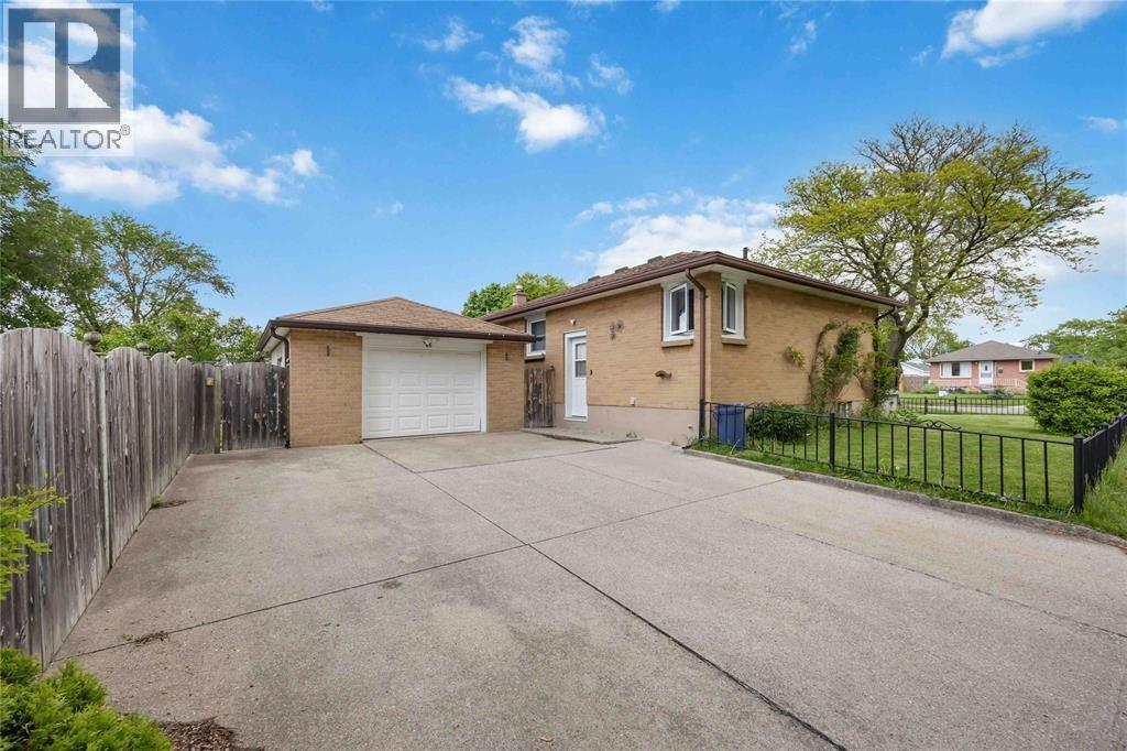 Photo 30 of 66 Tweedsmuir Avenue, Sarnia ON