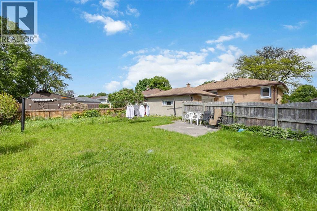 Photo 25 of 66 Tweedsmuir Avenue, Sarnia ON