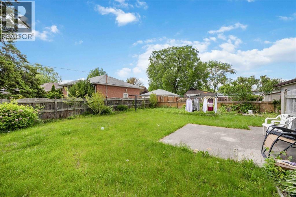 Photo 29 of 66 Tweedsmuir Avenue, Sarnia ON