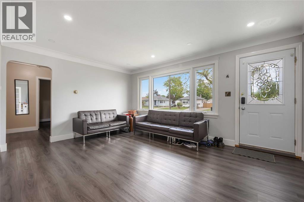 Photo 28 of 66 Tweedsmuir Avenue, Sarnia ON