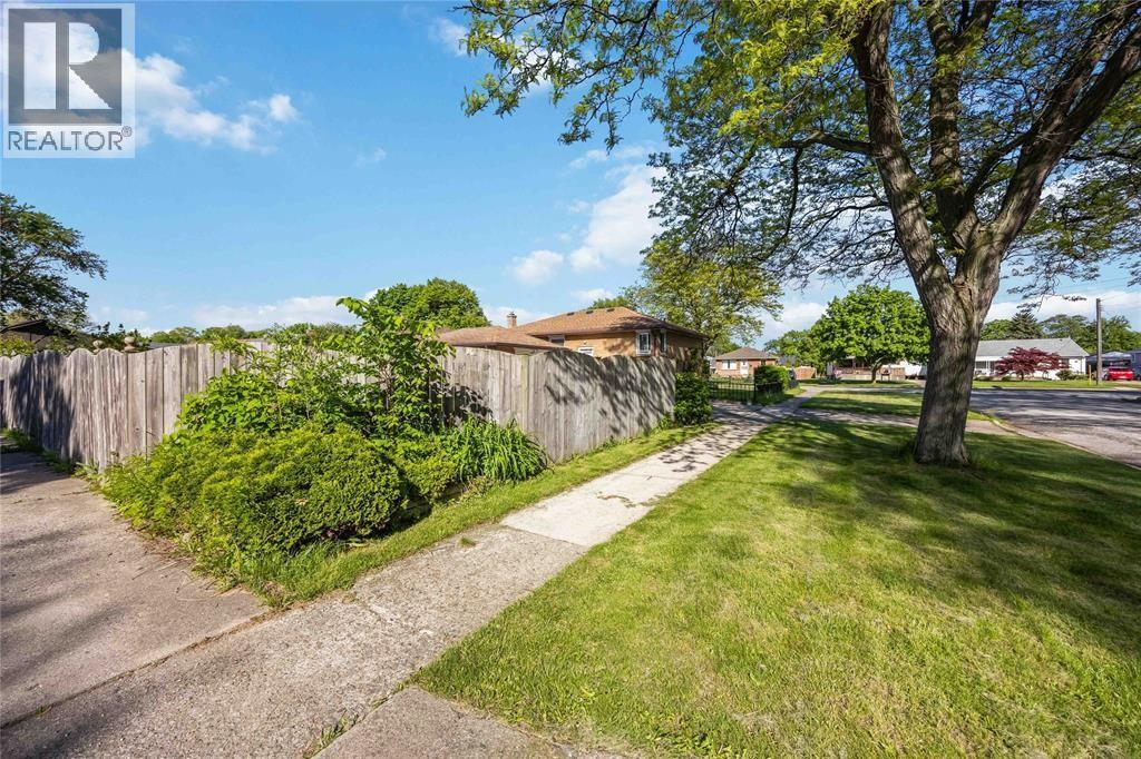 Photo 2 of 66 Tweedsmuir Avenue, Sarnia ON