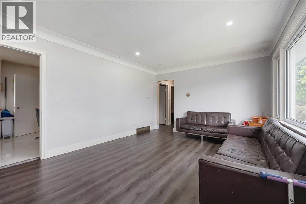 Photo 3 of 66 Tweedsmuir Avenue, Sarnia ON