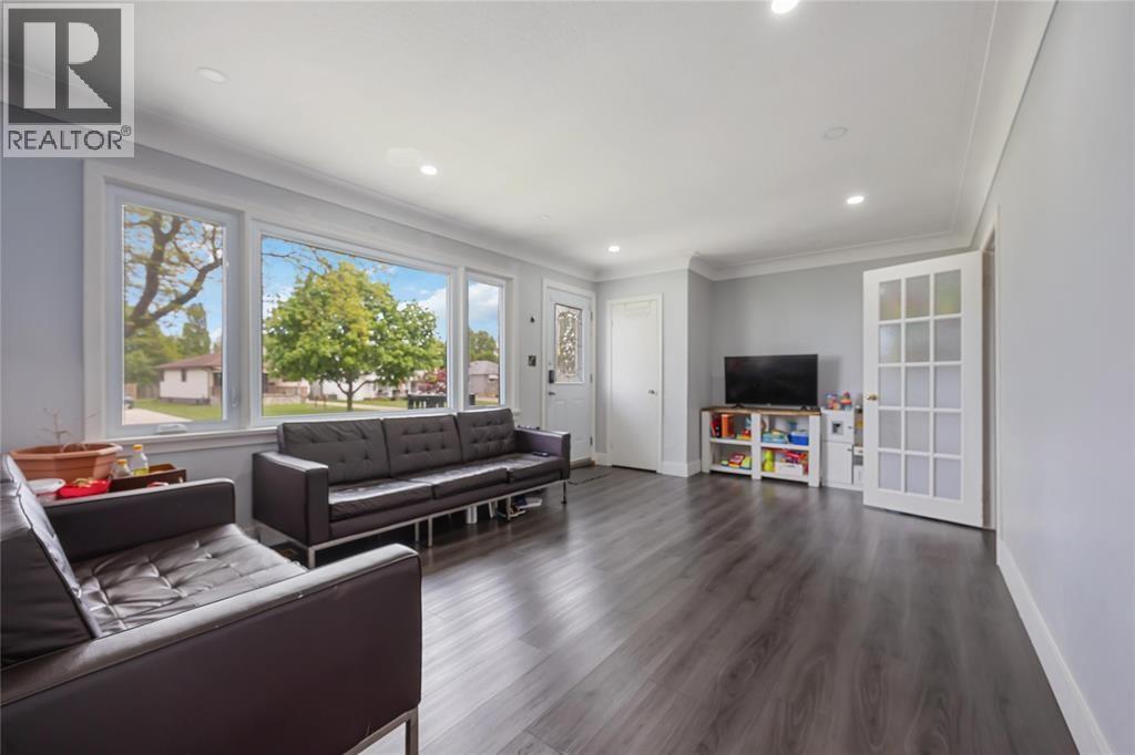 Photo 22 of 66 Tweedsmuir Avenue, Sarnia ON