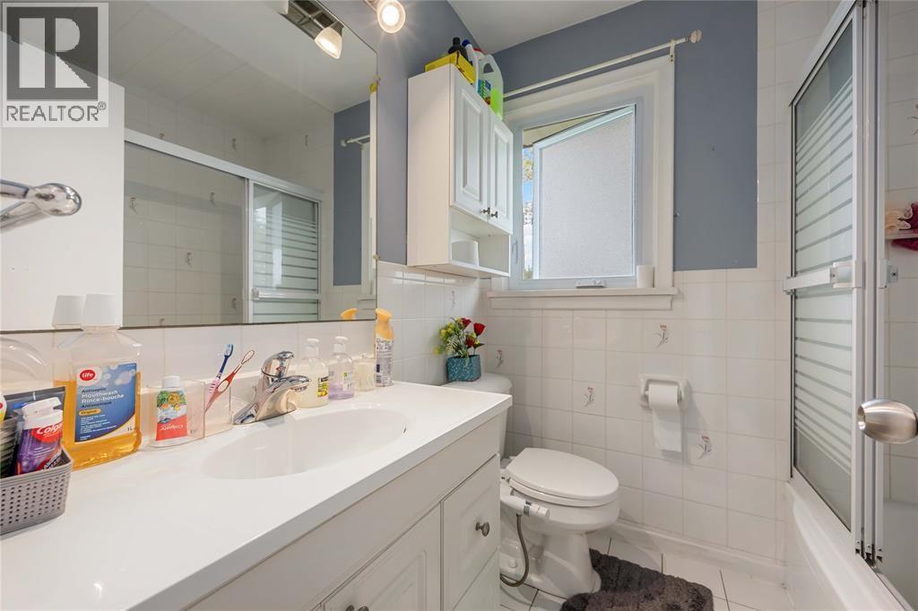 Photo 1 of 66 Tweedsmuir Avenue, Sarnia ON