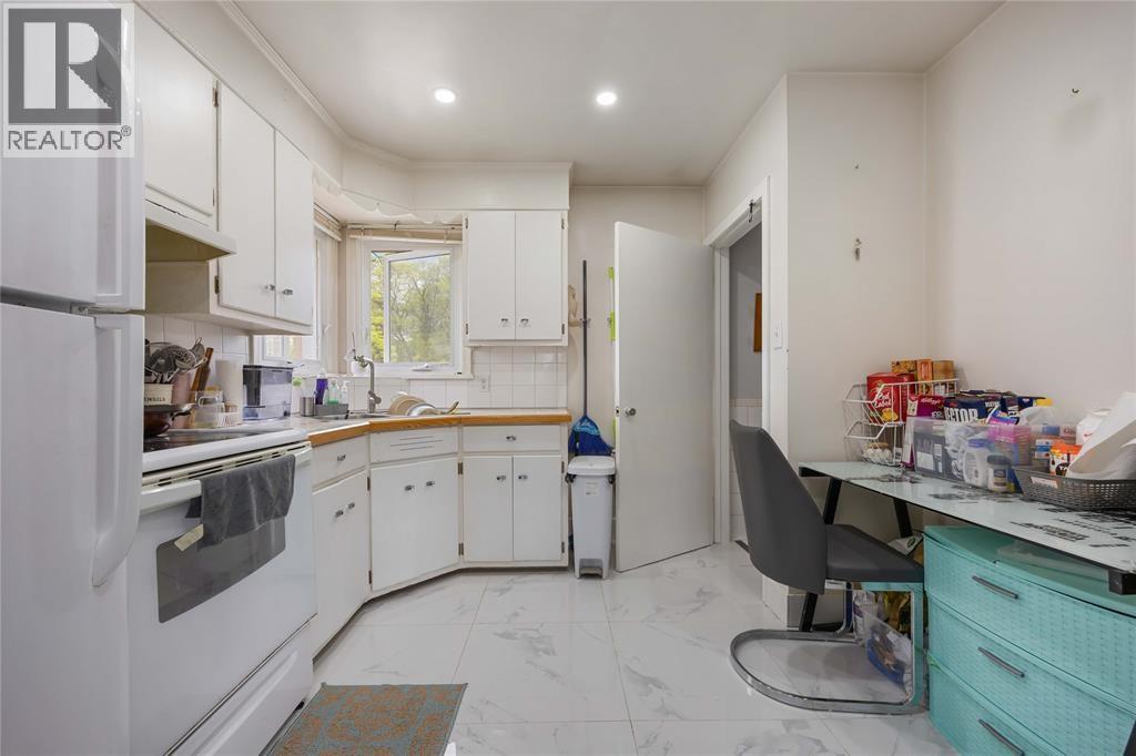 Photo 8 of 66 Tweedsmuir Avenue, Sarnia ON