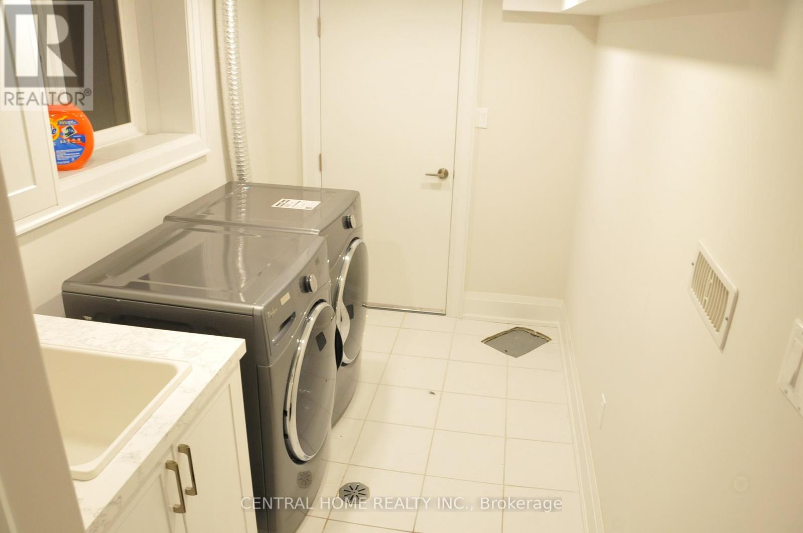 Photo 13 of 161 Florence Avenue, Toronto ON