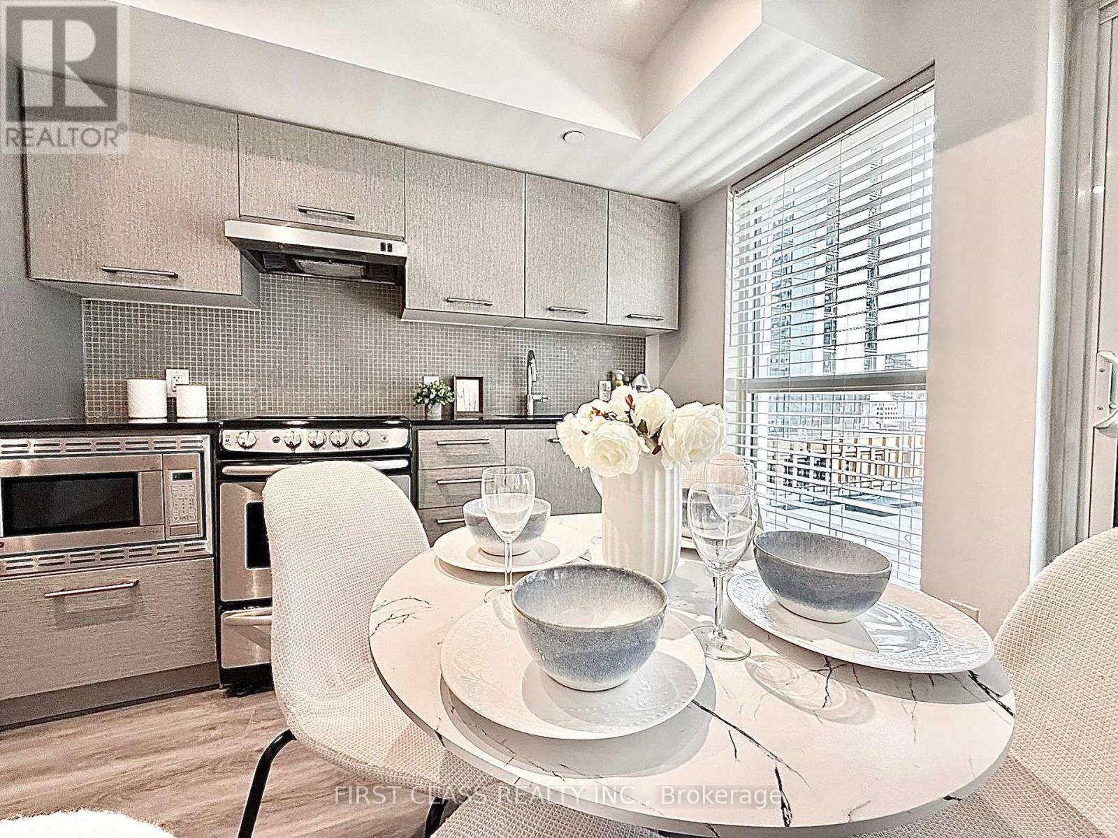 Photo 2 of 1413 87 Peter Street, Toronto ON