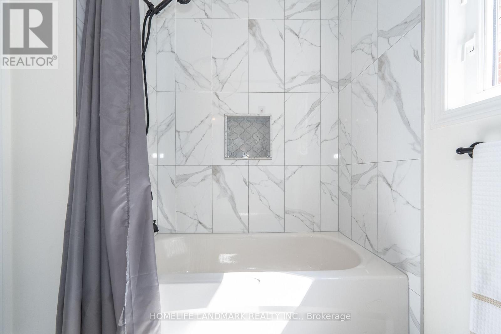 Photo 3 of 139 Dougherty Crescent, Whitchurchstouffville ON