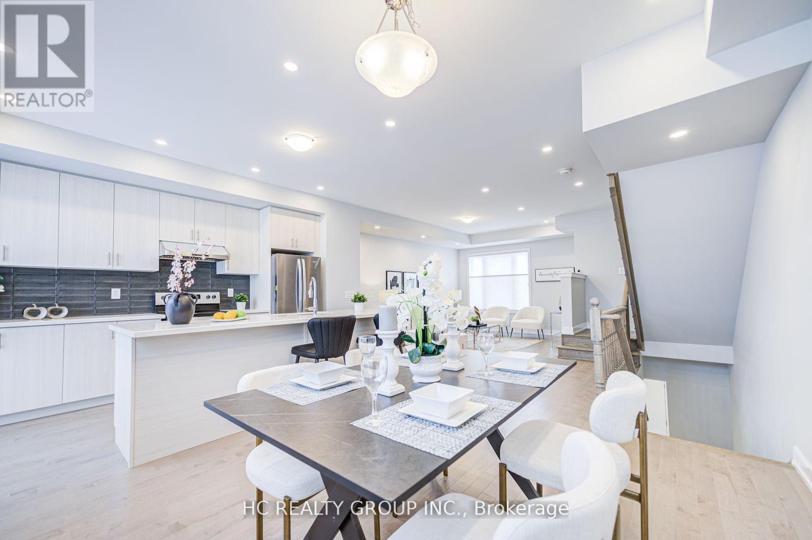 Photo 10 of 19 Guardhouse Crescent, Markham ON