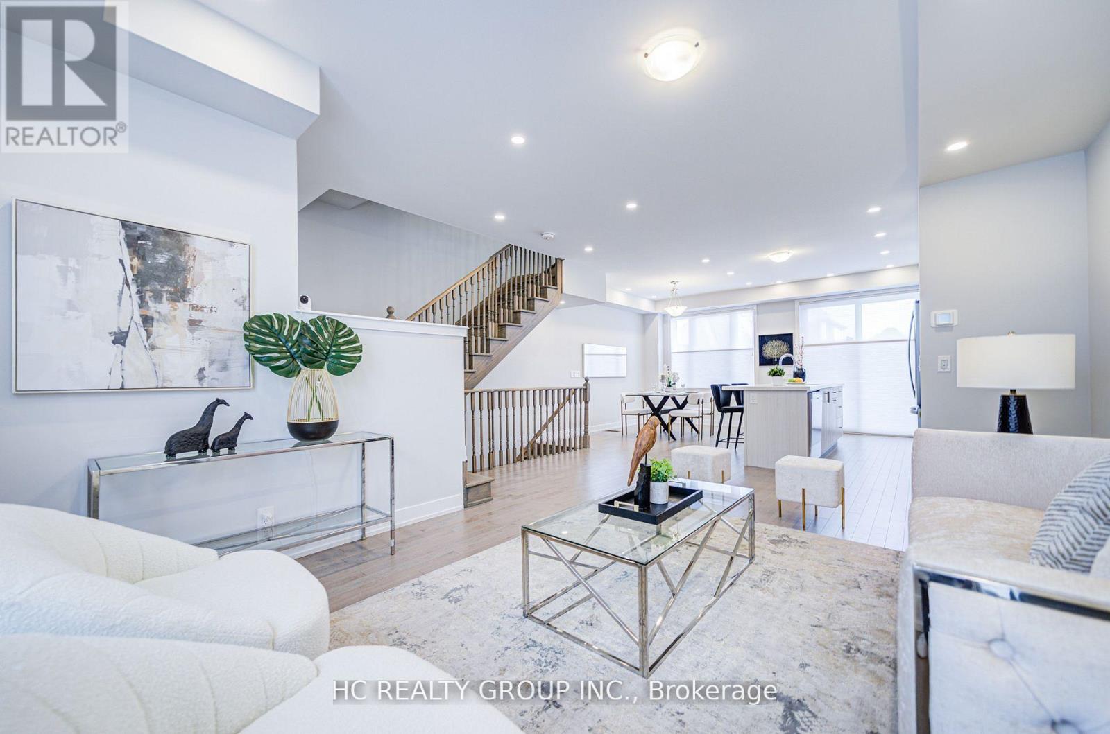 Photo 5 of 19 Guardhouse Crescent, Markham ON