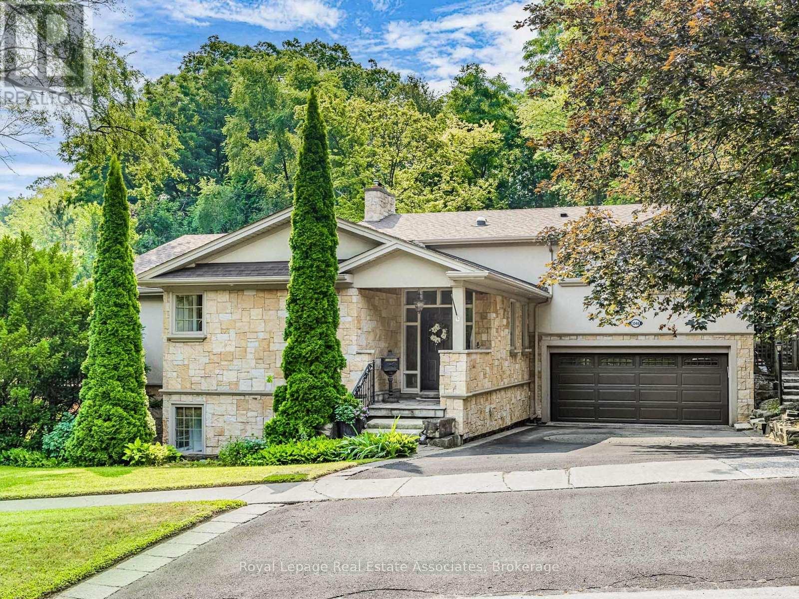 Photo 2 of 1046 Springhill Drive, Mississauga ON