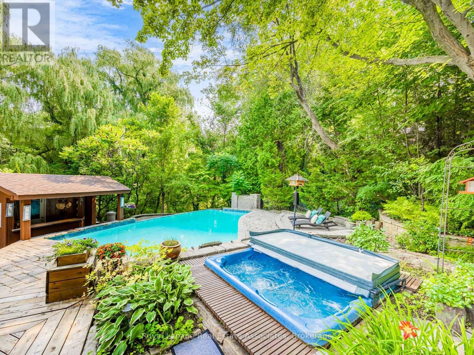Photo 3 of 1046 Springhill Drive, Mississauga ON