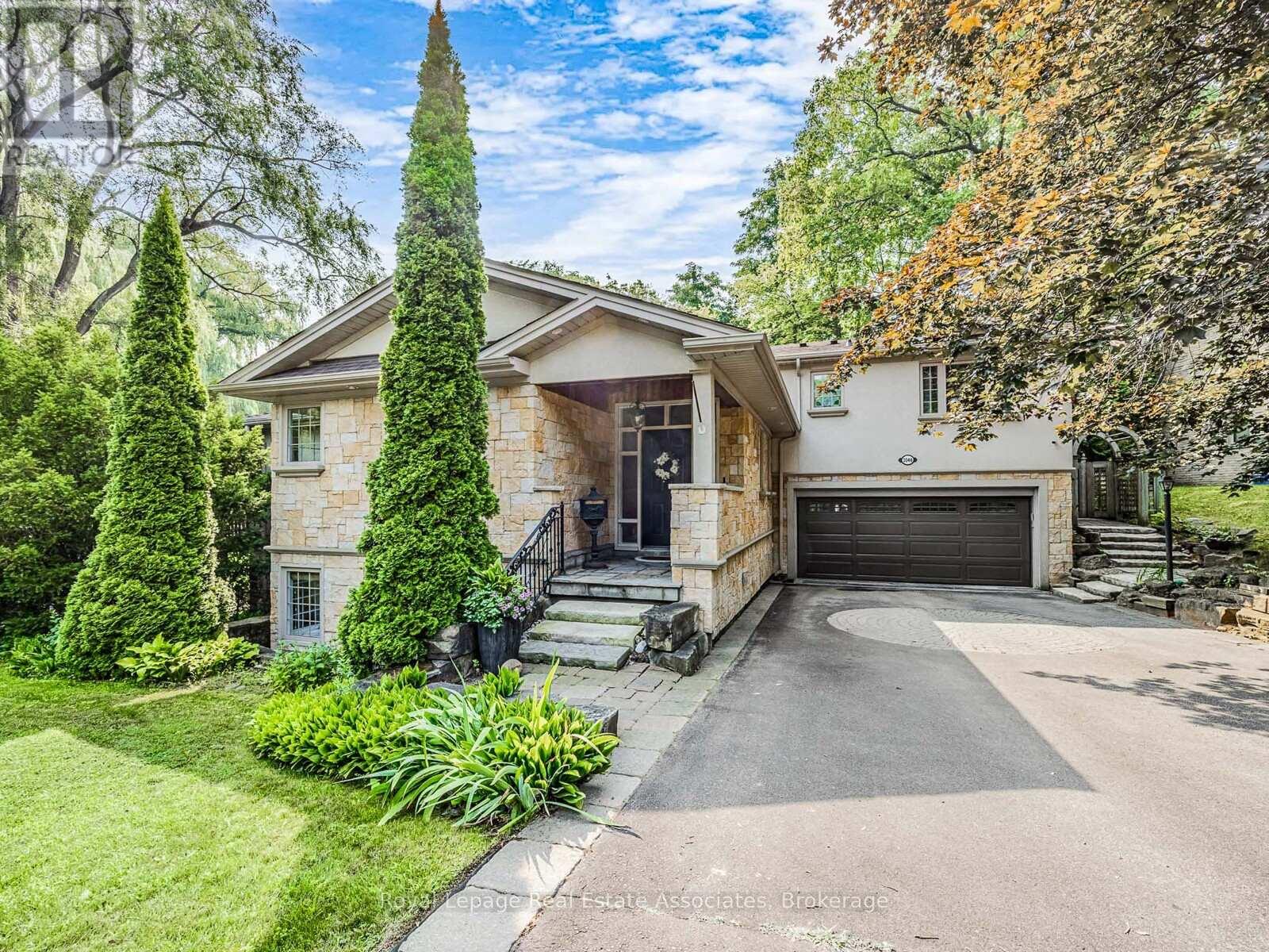 Photo 4 of 1046 Springhill Drive, Mississauga ON
