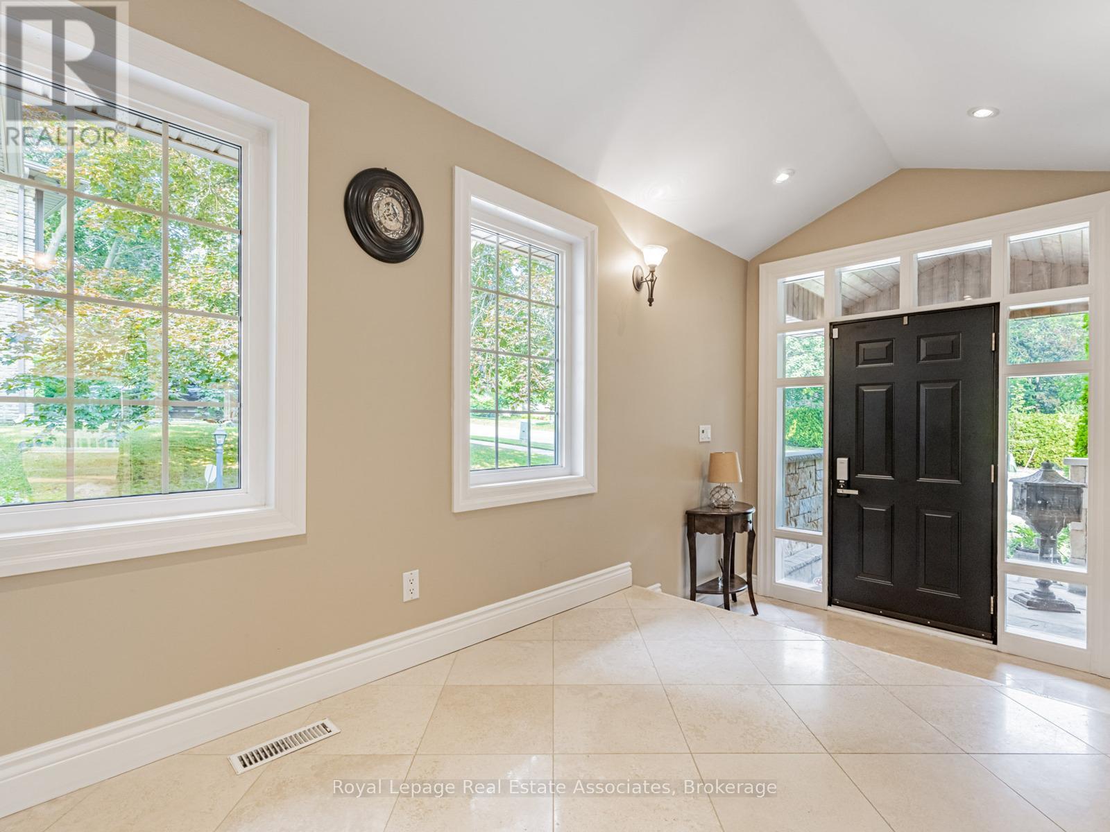 Photo 5 of 1046 Springhill Drive, Mississauga ON