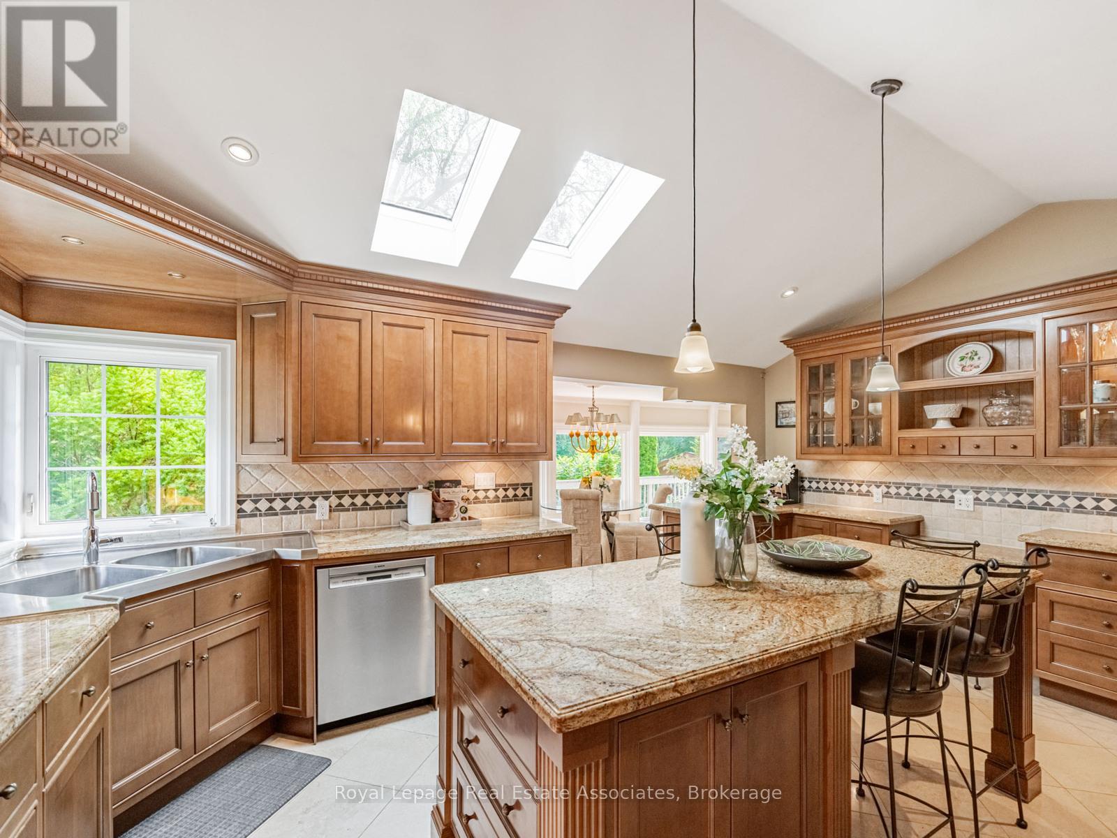 Photo 8 of 1046 Springhill Drive, Mississauga ON