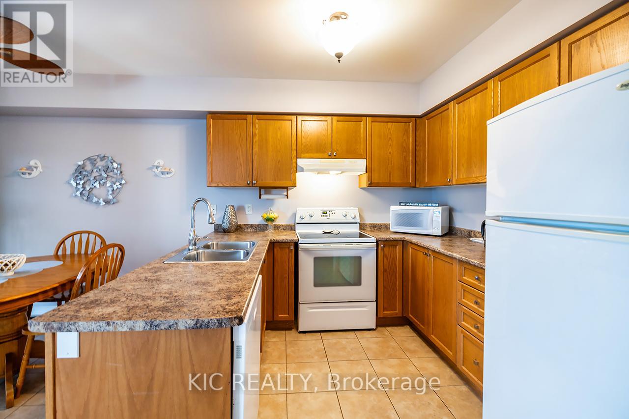 Photo 15 of 40 Puttingedge Drive, Whitby ON