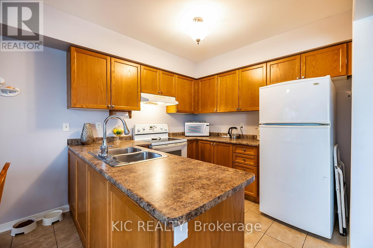 Photo 16 of 40 Puttingedge Drive, Whitby ON