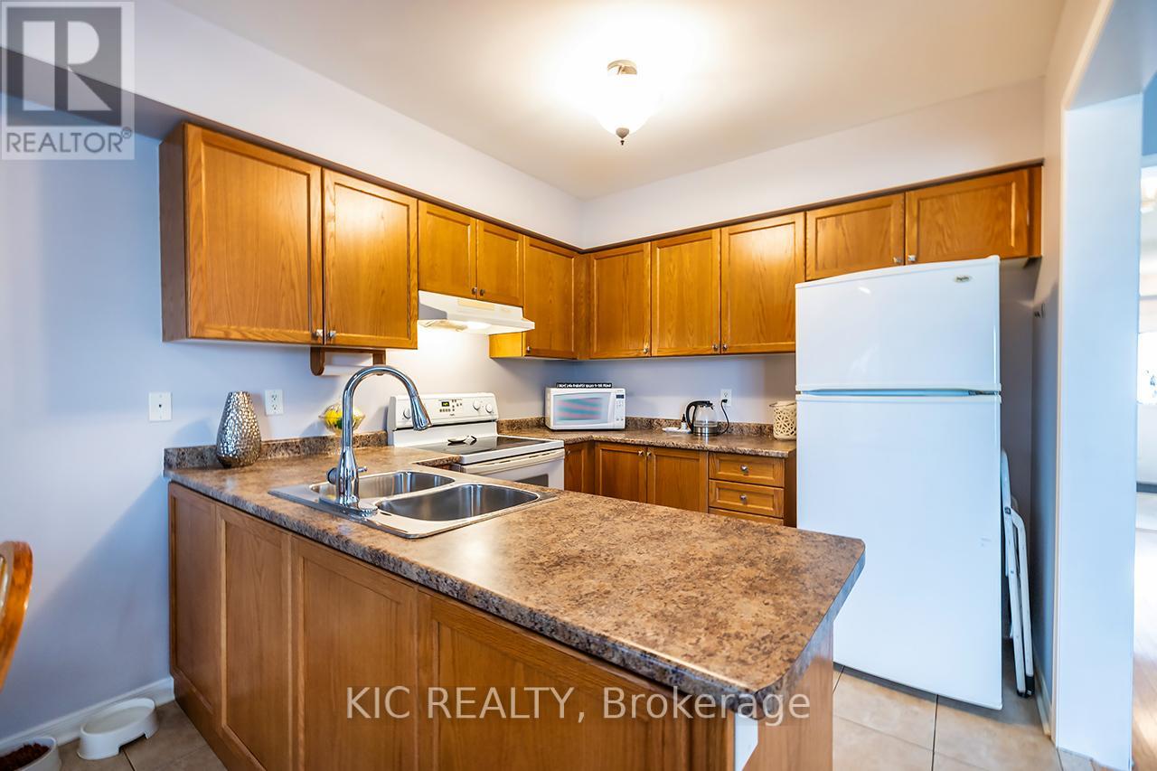 Photo 17 of 40 Puttingedge Drive, Whitby ON