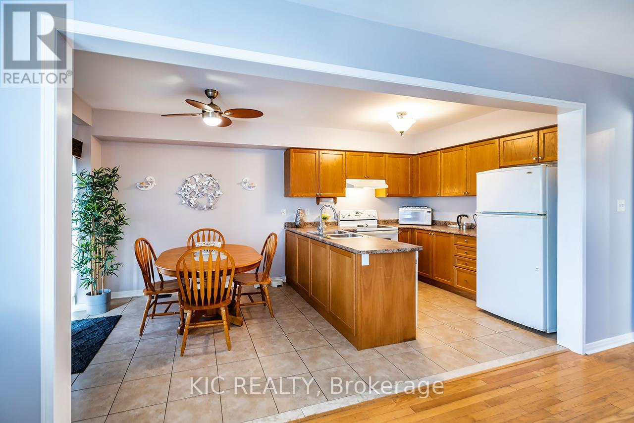 Photo 19 of 40 Puttingedge Drive, Whitby ON
