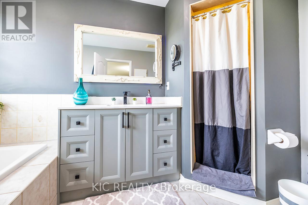 Photo 25 of 40 Puttingedge Drive, Whitby ON